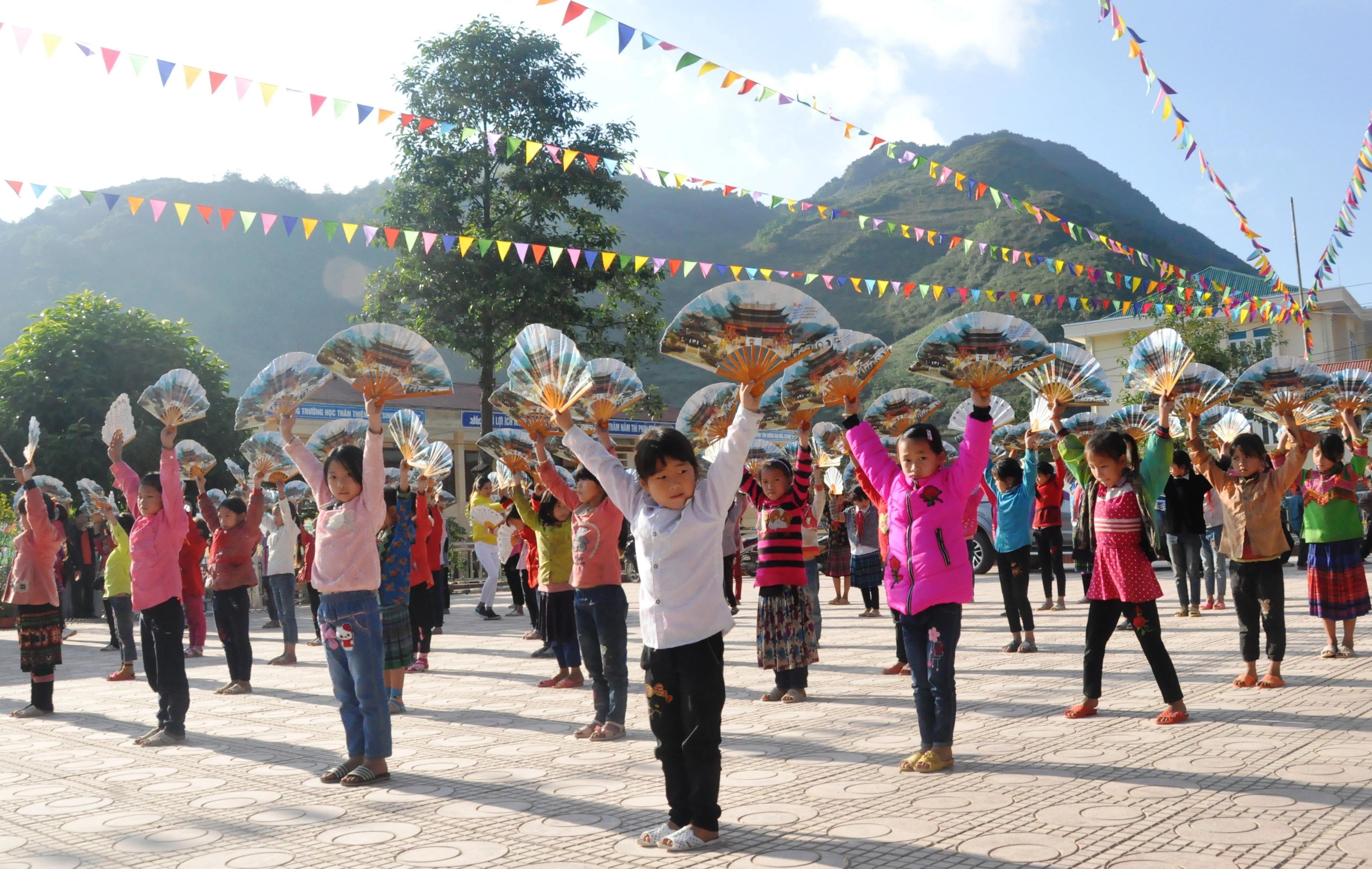 Bài 2: Càng khó bao nhiêu, càng thương trò bấy nhiêu